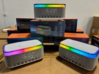 All-in-One Smart Bedside Hub 3D LED Nachtlicht Kabellose Ladestation Wecker mit Lautsprecher RGB Stimmungsbeleuchtung Touch-Steuerung