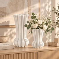 Vase en céramique imprimé en 3D avec des rainures sculpturales et un bord ondulé