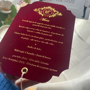 Tarjeta de Menú de Boda de Lujo en Terciopelo Borgoña con Monograma en Dorado, Menú de Cena Elegante Personalizado con Borla Color Rosa Pálido, Estilo Vintage - Product Image 4