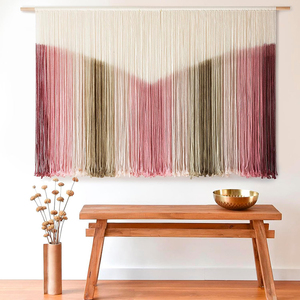 Tapisserie murale en macramé moderne minimaliste neutre au-dessus du lit, fil teinté en tie-dye rose, 57x35 pouces - Product Image 1