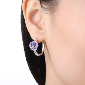 ต่างหูห่วงรูปกล้วยไม้สีขาวทองแดงขายดี ดีไซน์ทันสมัย ใช้ได้หลากหลาย เหมาะสำหรับใส่ไปทะเลในช่วงฤดูร้อนสำหรับผู้หญิง ขายส่ง - Product Image 6