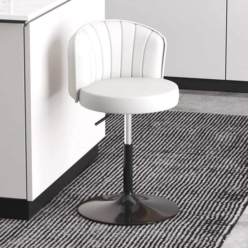 Cadre discret, peint en noir, blanc cassé