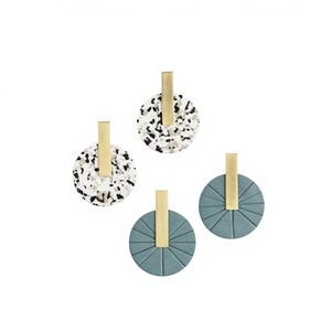 Boucles d'oreilles créoles de luxe en acrylique, design élégant et tendance, en résine colorée, bijoux unisexes, boucles d'oreilles pendantes à la mode pour femme - Product Image 2