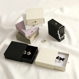 Minimalistische Kleine Schmuckschublade mit Edler Texturpapier-Optik und Metallgriff für Halsketten-Set-Verpackung - Product Image 2