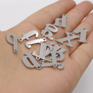 Minuscules breloques initiales lettre argent plaqué <span class=keywords><strong>or</strong></span> <span class=keywords><strong>en</strong></span> acier inoxydable charmes pour la fabrication de bijoux - Product Image 3