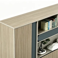 Meuble de rangement modulaire pour bureau, finition bois grainé bleu brume, avec tiroir rabattable incurvé et étagère de présentation