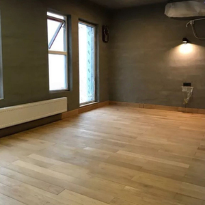 พื้นไม้โอ๊คแบบวิศวกรรมหลายชั้น ดีไซน์ใหม่ปี 2026 ติดตั้งง่าย ทนทาน เสถียร สำหรับห้องนั่งเล่นสมัยใหม่ - Product Image 1