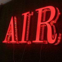 Lettres en acrylique avec source lumineuse LED à matrice de points, bordure en acier inoxydable perforée sur mesure, panneau de porte IP65, hôpitaux, entreprises