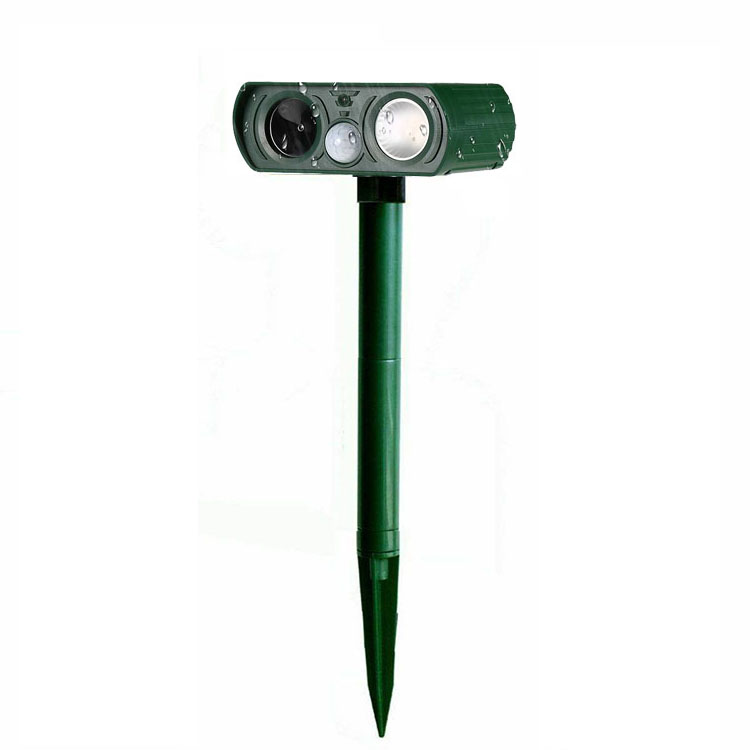 Repelente de animales ultrasónico con luz intermitente.