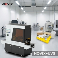 Imprimante numérique UV NOVIX à passage unique pour la production en série de gobelets en plastique pour café, jus et boissons, et pour le côté des bouteilles et des boîtes à lunch