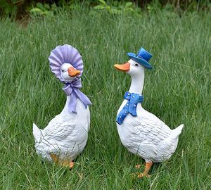 Figurine d'oie personnalisable avec plusieurs accessoires – Adorable ornement pour la maison et le jardin pour une décoration toute saison - Product Image 2