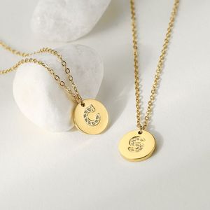 Dijes de letras del alfabeto con diseño de disco pavé |   Colgantes de Acero Inoxidable con Baño de Oro PVD de 18K y Circonitas con Iniciales para la Creación de Joyas |   Impermeable - Product Image 4