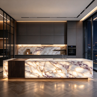Îlot de cuisine en marbre rétroéclairé sur mesure, comptoir de bar cascade en pierre translucide lumineuse à LED, évier, panneau en bois, cuisine ouverte de villa