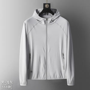 เสื้อแจ็คเก็ตกันแดดสะท้อนแสงปี 2025 พร้อมโลโก้แบบกำหนดเอง เสื้อคลุมคู่รักแบบมีฮู้ดผ้าไหมน้ำแข็งสำหรับเล่นกีฬากลางแจ้ง เสื้อผ้าฤดูร้อนเย็นสบาย - Product Image 2