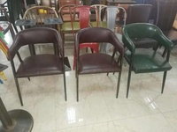 Ensemble table et chaises de restaurant et hôtel modernes en fer avec assise rembourrée pour usage commercial et café