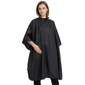 Capa de Barbero Desechable Resistente al Agua para Corte de Cabello en Salón, Hecha de Poliéster - Product Image 4