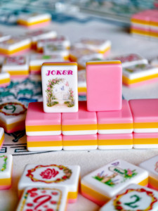 Juego de Fichas de Mahjong Americanas Rosa Mariposa Ángel, 160 Piezas de Acrílico, Grabado Jardín de Rosas, con Tapete de Regalo - Product Image 3