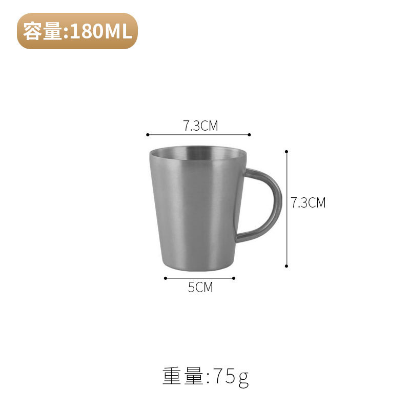 Taza plateada con asa.