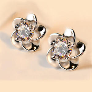 Pendientes de flor de oro blanco con diamantes de imitación de cristal, rellenos de oro de 18 quilates para mujer, uso diario, diseño clásico - Product Image 3