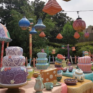 Statua di Coniglio e Regina per Scena di <span class=keywords><strong>Alice</strong></span> <span class=keywords><strong>nel</strong></span> <span class=keywords><strong>Paese</strong></span> delle <span class=keywords><strong>Meraviglie</strong></span>, Scultura in Stile Colorato e Sognante in Resina e Fibra di Vetro - Product Image 2