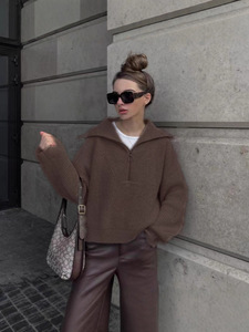 Pull-over en maille rouge uni pour femme, coupe oversize, col polo à demi-zip, style mode hiver, vente en gros - Product Image 4
