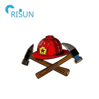 Fabrication d'épinglette de casque de pompier en métal émaillé personnalisé épingle de casque de pompier rouge épingle de hache croisée insigne de casque de pompier