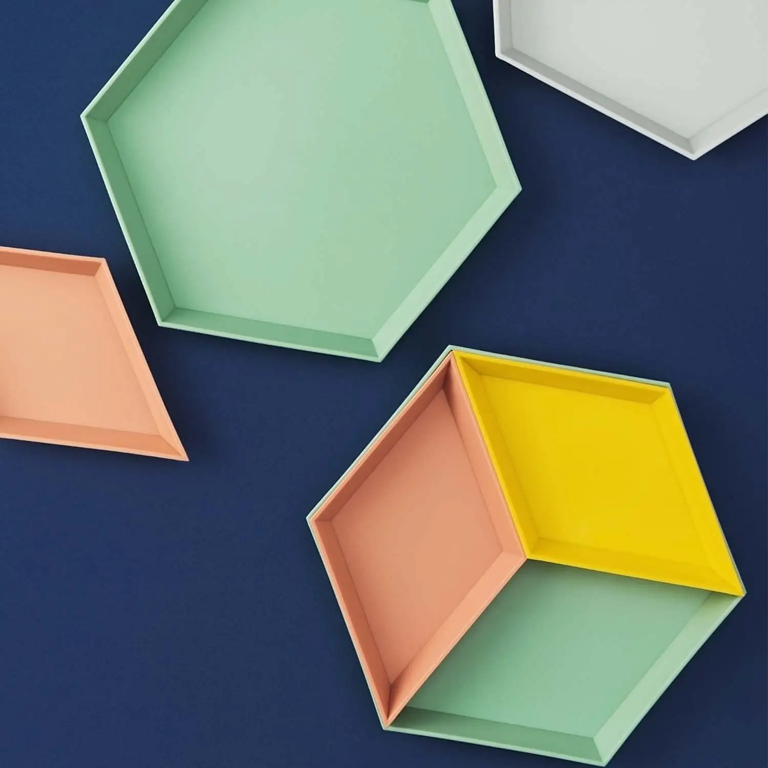 Bandejas geométricas empilháveis de plástico, 4 cores, plana, polipropileno, sml, organização de mesa, bandejas de servir