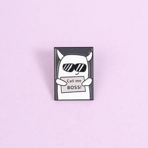 Spille in metallo con design simpatico e minimalista a forma di mostro, con scritta 'CALL ME BOSS', in smalto morbido, nichel nero UV, per decorazione zaino e anniversari - Product Image 1