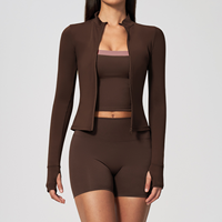 Ensemble de yoga personnalisé 3 pièces pour femme : veste zippée avec trous pour les pouces, soutien-gorge rembourré et short push-up pour la gym