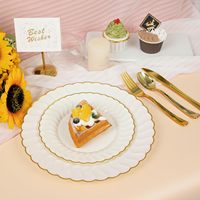 Ensemble de 175 pièces de vaisselle jetable en plastique blanc avec fleurs dorées, assiettes à salade/dessert avec fourchette, couteau, cuillère pour mariages
