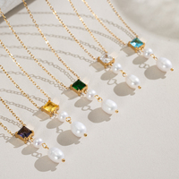 Collier en acier inoxydable plaqué or 18 carats avec zircone carrée, perle d'eau douce ovale et chaîne à trois niveaux