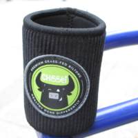 Porte-bouteille isotherme en velours côtelé couleur personnalisée avec logo en néoprène, couture zigzag, base antidérapante et surpiqûres surjetées – Qualité supérieure