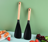 Lot de 2 cuillères multifonctions en silicone de 11,4 po et 13,4 po pour ustensiles de cuisine antiadhésifs, cuillère à manche en bois pour mélanger, cuillère à soupe et spatule