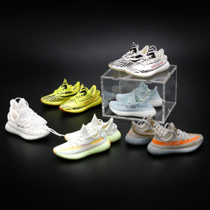 OEM/ODM <span class=keywords><strong>350V2</strong></span> Sneakers Coconut, figurine d'action modèle de chaussure décorative en plastique, mini 3D stéréo, accessoires de voiture tendance - Product Image 2