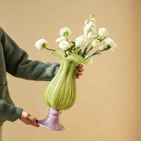 Vase en verre design haut de gamme et vintage, fleur artificielle, décoration florale pour maison d'hôtes et table à manger