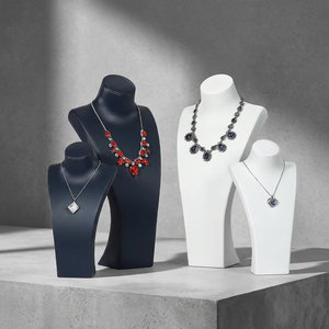 Expositor de Collares de Lujo de Cuero PU al por Mayor para Tiendas de Joyería y Escaparates - Soporte Delicado para Exhibición de Collares - Product Image 3