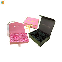 Boîte à perruques d'extension de cheveux magnétique en papier de luxe de 2mm d'épaisseur Emballage en carton cadeau avec logo personnalisé avec insert en soie satinée et ruban