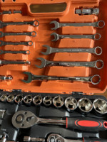 Ensemble d'outils de réparation automobile manuels de 82 pièces avec clé à cliquet en acier au carbone, douilles, personnalisable OEM, mallette rigide combinée