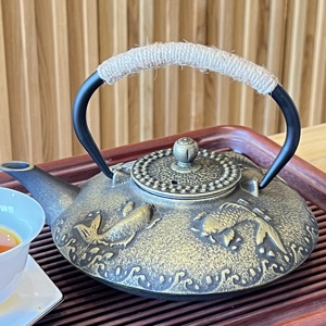 Théière en Fonte 900ml Nouveau Design Soucoupe <span class=keywords><strong>Émaillée</strong></span> Poisson Doré Sculpté avec Infuseur en Acier Inoxydable Théière Chinoise Café - Product Image 2
