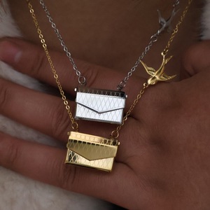 Collier de pigeon volant en acier inoxydable à la mode avec pendentif enveloppe ouvrable plaqué or 18 carats chaîne de clavicule lettre d'amour hirondelle - Product Image 1