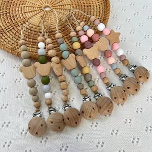 Catenella Portaciuccio in Silicone e Faggio con Clip, Personalizzabile con Nome Inciso, Design Antiscivolo in Legno Naturale per Neonati in Fase di Dentizione - Product Image 2