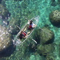 Kayak transparent tendance, célèbre sur internet, bateau transparent en cristal pour deux personnes, kayak transparent pour la prise de vue sur la plage