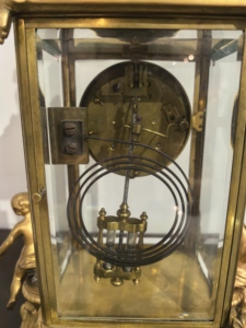 Horloge de cheminée à pendule Mercury, fabriquée en France, avec boîtier en laiton doré 24 carats et figurines de chérubins - Product Image 3