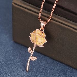 Collier pendentif rose pour femme, chaîne à breloques fleur romantique, bijoux tendance, cadeau pour usage quotidien - Product Image 3