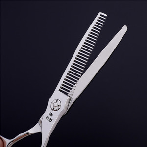 Tijeras de peluquería Akita Knife 440C para entresacar el cabello, de acero inoxidable, mango largo, profesionales, para uso en salón. - Product Image 1