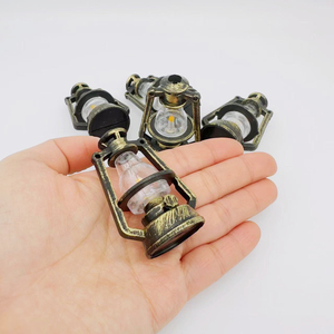 Lampe à pétrole miniature vintage en bronze vieilli, modèle rétro, avec cadre portable, pour maison de poupée, micro-paysage, ornement DIY, idéal pour les fêtes - Product Image 2