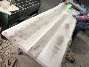 Plateau de table à manger en chêne massif à bord vif, teinté en noyer, style antique - <span class=keywords><strong>Planche</strong></span> de bois massif pour restaurant et maison - Product Image 2