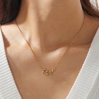 Nouvel Arrivage Collier en Zircon Plaqué Or Lisse avec Breloque Branche Courbe Scintillante, Bijoux de Mode Minimalistes Tendance, Vente en Gros TGXL14807