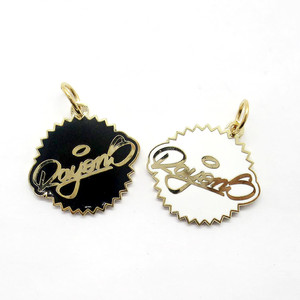Ciondolo in Metallo Smaltato Personalizzato, Charm con Logo e Nome Inciso, Portachiavi Placcato Oro con Bordo Dentellato - Product Image 1