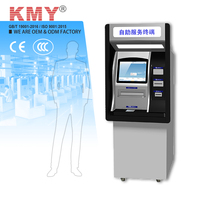 Kiosque de paiement sans argent liquide en banque, à l'intérieur, traversant les murs, avec écran tactile, guichet automatique pour le dépôt et le retrait d'espèces